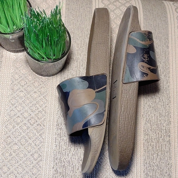 Valentino Garavani Camo Slides - Picture 3 of 16